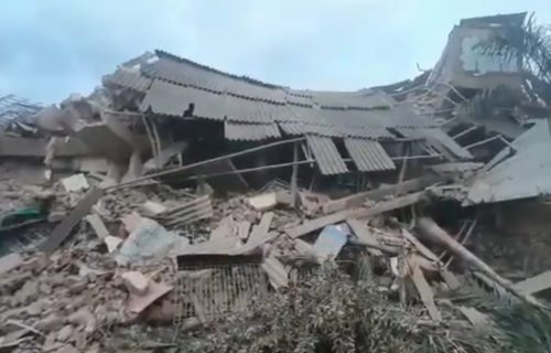 Stravičan prizor: Barem 90 ljudi zarobljeno ispod ruševina, među njima i deca (FOTO+VIDEO)