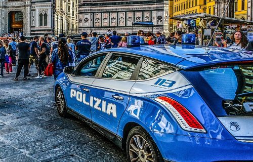 SRBI napali italijanske policajce: Pokušaj UBISTVA ŠRAFCIGEROM!