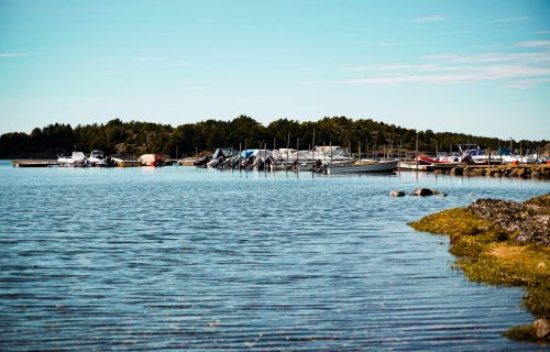 Drama na grčkoj plaži: Žena bez svesti plutala u moru, kupači je izvukli na obalu, hitno prevezena u bolnicu