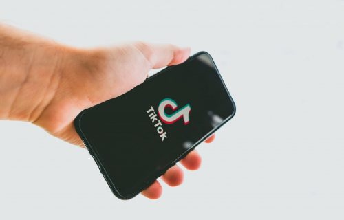 TikTok između Trampa i Microsofta: Predsednik SAD preti zabranom, a tehnološki gigant hoće da ga kupi
