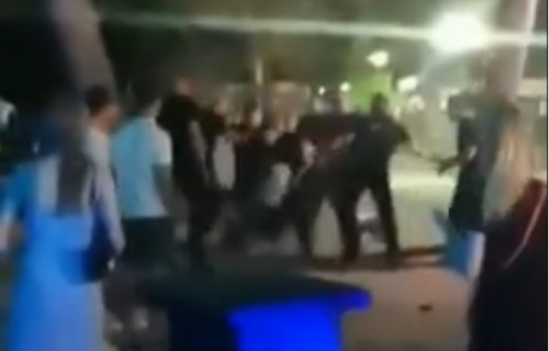 Jeziv prizor u Makarskoj: Redari noćnog kluba brutalno šutirali čoveka na zemlji (VIDEO)