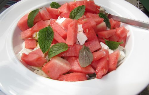 Lagani doručak za dobro jutro: Osvežavajuća salata od krastavca i lubenice (RECEPT)