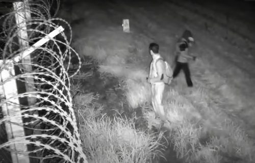 Incident na granici, migranti kamenicama gađali policiju (VIDEO)