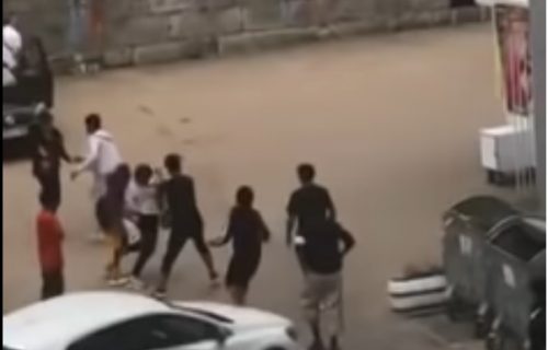 Migrant potegao nož kraj džamije, a onda je iza ćoška naišao ON: Snimak drame u Bihaću (VIDEO)