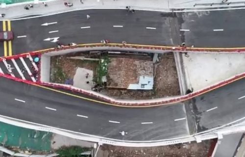 Tvrdoglava vlasnica nije htela da se iseli, pa su napravili most oko njene kuće (VIDEO)
