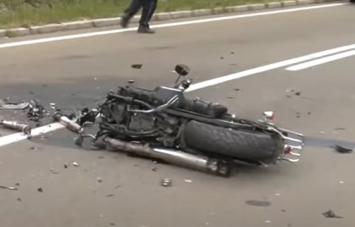 Motociklista podleteo pod taksi: Težak udes u centru Vranja