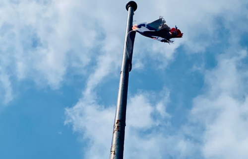 Ko cepa ZASTAVU Srbije i zbog čega? OSKRNAVLJENA zastava naše zemlje na Avali (FOTO)