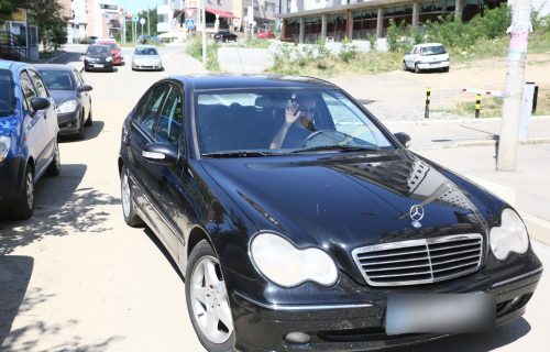 Uhvatili smo Romanu ispred zgrade u kojoj živi: Nakon izlaska iz zatvora ne skida osmeh sa lica (FOTO)