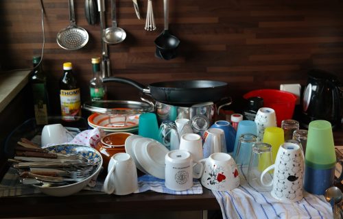 Mašina za sudove ili ručno pranje: Šta stvarno štedi vodu, struju i novac?