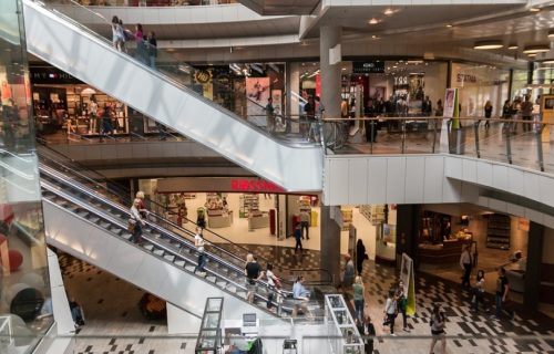 Poslala muža da sinu kupi patike za fizičko, a on se vratio sa OVIM u rukama (FOTO)