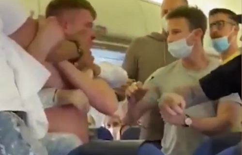 Englez odbio da nosi masku u avionu, nastavio da pije vodku, onda je usledilo neviđeno PESNIČENJE (VIDEO)