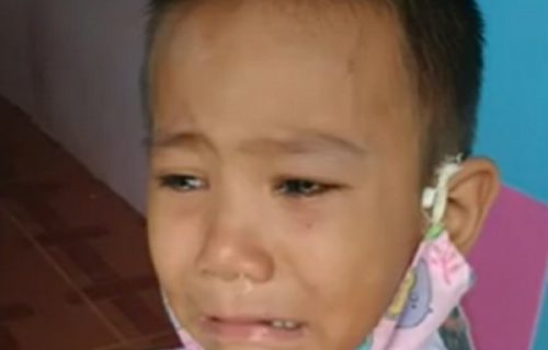 Mališa ronio suze što je izgubio masku, a zaboravio da mu je sve vreme bila na vratu (VIDEO)