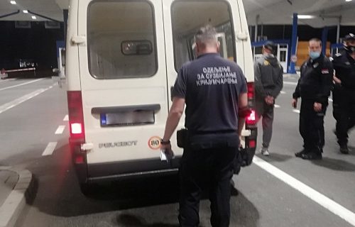 Krijumčario migrante preko Batrovaca: Policija pronašla tinejdžere u duplom krovu kombija (FOTO)