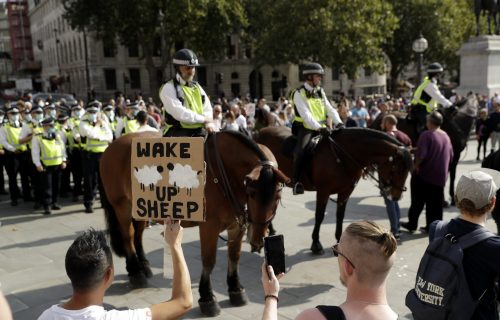 Bes Britanaca zbog mera protiv korone: HAOS u Londonu, policija krenula na demonstrante (FOTO+VIDEO)