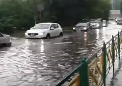 Moskva pod VODOM: Uragan besni prestonicom Rusije, ulice postale reke! (VIDEO)