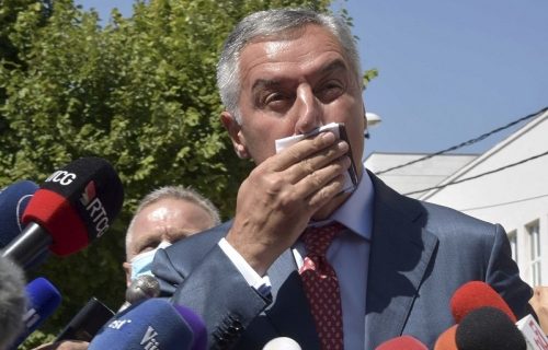 Milo sumanutim potezom ugrozio DESETINE HILJADA Crnogoraca: Oni će ispaštati zbog njegove borbe za vlast