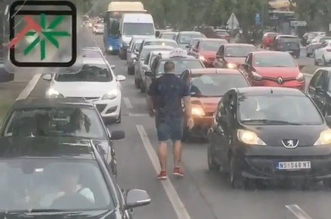 Snimak DIVLJANJA u Novom Sadu: Nasilnik jurio autobus i gađao ga flašama (VIDEO)