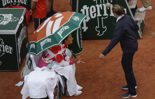 NOVI SKANDAL na Rolan Garosu: Tenis u zimskim uslovima, igračice u jaknama se POBUNILE zbog hladnoće!