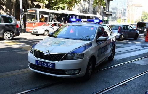 Udario policijski auto na PARKINGU! Nesvakidašnji slučaj saobraćajnog udesa kod Niša
