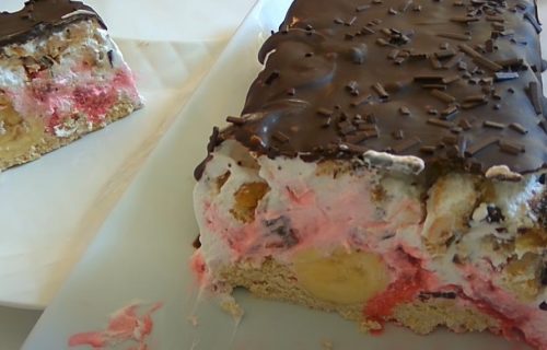 Ne peče se i gotova je za 10 minuta: Sladoled torta sa malinama i čokoladom (RECEPT+VIDEO)