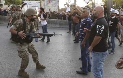 Bejrut tone u haos: Vojska pucala BOJEVOM MUNICIJOM, besni građani bacali kamenice (FOTO+VIDEO)