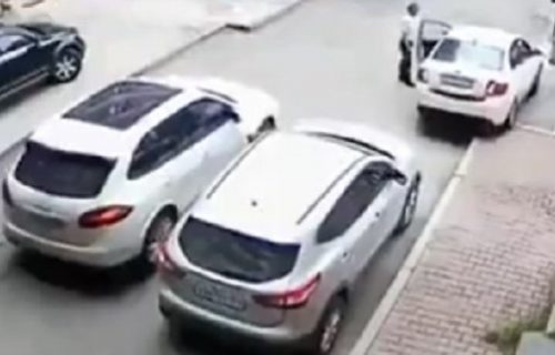 Potpuna katastrofa! Ovako izgleda kad jedna BAKA dođe da kupi i TESTIRA auto (VIDEO)