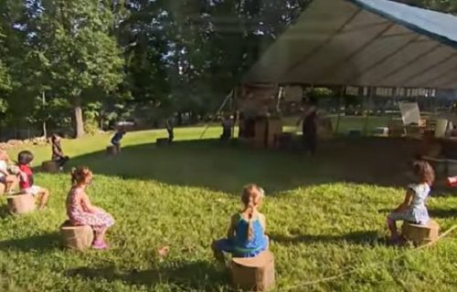 Početak škole iz drugog ugla: Đaci uče u dvorištu, sede na panjevima i ne skidaju maske (VIDEO)