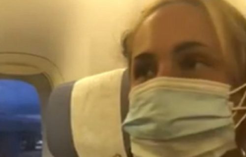 Sofija u avionu osetila da je jako gladna, a nije SMELA da skida masku: Ovako je rešila problem (VIDEO)