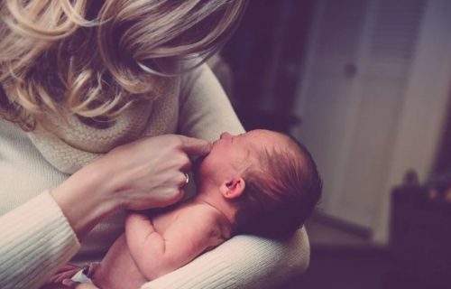 "Ja ne znam, vidite li vi?": Majka pitala ljude šta misle KO je od ova dva čoveka otac njene bebe (FOTO)