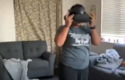 Nisu virtuelne video-igre za svakoga: Stavila kacigu na glavu, pa se ZAKUCALA u televizor (VIDEO)
