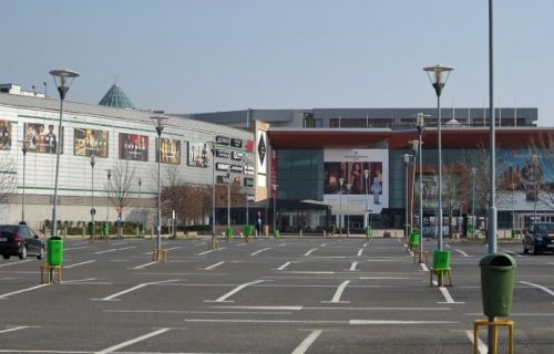 Sablasan prizor na parkingu supermarketa: Uzeo kolica, a onda mu se na staklu UKAZAO ženski lik (FOTO)