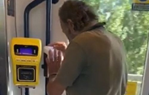 Opreza nikad dosta: Ušao u autobus i krenuo da PERE NOGE sredstvom za dezinfekciju (VIDEO)