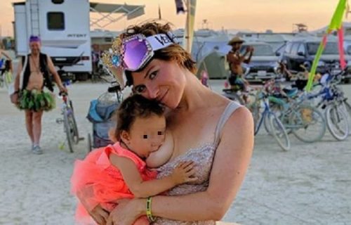 Navukla perverznjake: Kačila golišave slike kako doji bebu u javnosti, pa dobila UŽASNU poruku (FOTO)