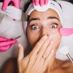 Novi bjuti trend na granici bizarnog: Kažu da vam trebaju samo gumice i lice će biti svežije (VIDEO)