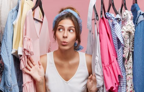 Kako da ispeglate odeću bez pegle: Probajte ove trikove, neki od njih mora da upali