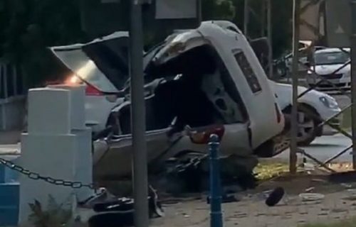 Užas kod Kisača: Auto izleteo s puta, udario u autobus i banderu, upao u kanal (FOTO)