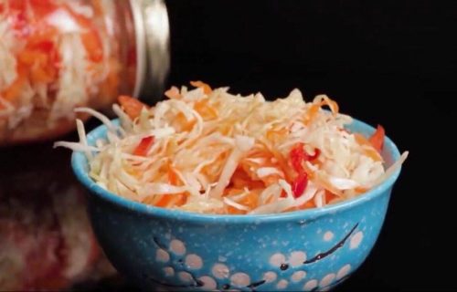 Drugačija priprema zimnice: Marinirana KUPUS salata u tegli (RECEPT+VIDEO)