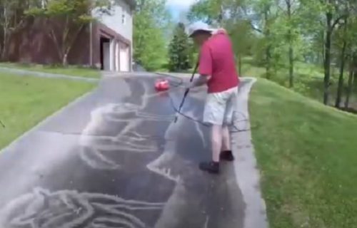 Legenda: Napravio fenomenalan mural na betonu koristeći samo crevo za vodu (VIDEO)