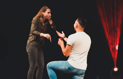 Magična prosidba u pozorištu: Evo kako je Andrija uz pomoć mađioničara iznenadio svoju devojku (VIDEO)