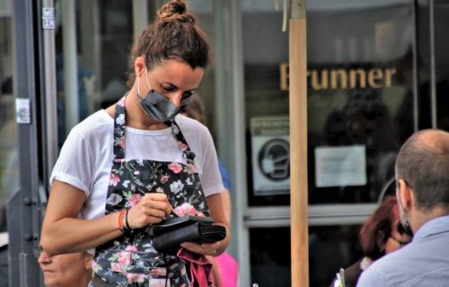 Muškarci u restoranu besno odbili da plate za obrok: Ugledali OVO u tanjiru, a onda je otkrivena PREVARA