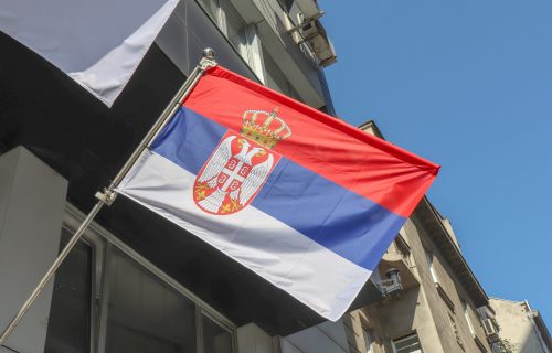 Užas u Gračanici: Pokušali da ZAPALE srpsku zastavu, spomenik Obiliću im ne da mira
