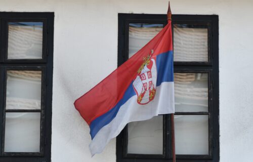 SKANDAL! Devojčica iz Crne Gore cepala i pljuvala zastavu Srbije