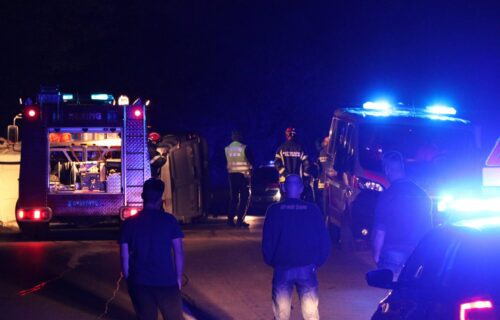 STRAVIČNA NESREĆA na putu kod Čačka: Vatrogasci seku kombi kako bi izvukli telo nastradalog