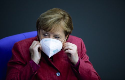 Vakcinisala se Angela Merkel: Nemačka kancelarka primila prvu dozu AstraZeneke