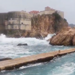 Velika akcija spasavanja u Dubrovniku: Talasi odvukli muškarca koji se slikao na stenama (VIDEO)