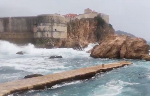 Velika akcija spasavanja u Dubrovniku: Talasi odvukli muškarca koji se slikao na stenama (VIDEO)