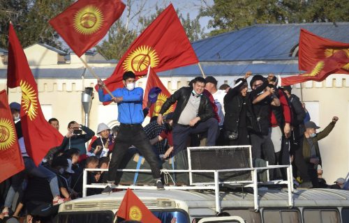 Vatra i haos u Kirgistanu: Demonstranti izvukli bivšeg predsednika iz zatvora i upali u parlament (VIDEO)