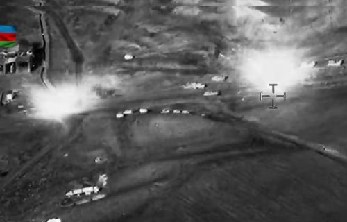 Granate pljuštale po jermenskim tenkovima: Objavljen snimak razaranja konvoja (VIDEO)