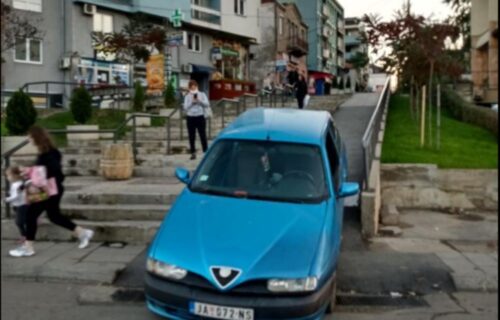 Ludačka vožnja u Kruševcu: PIJAN vozio niz stepenice i pešačku zonu (FOTO)