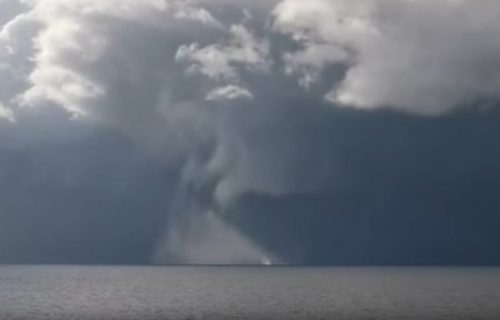 Zastrašujući prizor na moru: Ogromna pijavica protutnjala pored trajekta na Jadranu (VIDEO)
